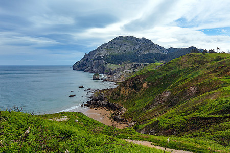 春季海岸沿着岩石斗篷和沙滩圣朱利安海多坎塔布里亚西班牙图片