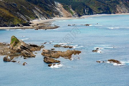 具有沙滩的比迪奥角夏季海岸线阿斯图里亚海岸西班牙库迪列罗图片