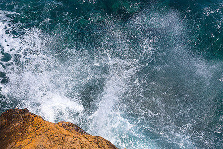 岩石海岸的波浪破碎从上面看图片