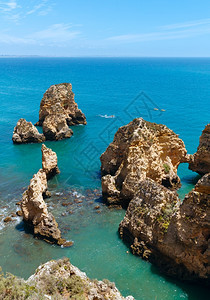大西洋沿岸PontadaPiedade葡萄牙阿尔加韦拉各斯镇海岸线沿的岩石形成群所有船上的人都无法辨认图片