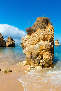 PontadaPiedade葡萄牙阿尔加维拉各斯镇沿岸的岩石形成群人们无法辨认图片