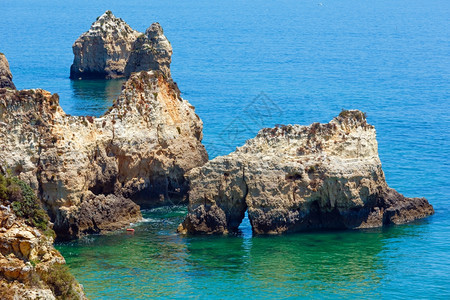 夏季大西洋岩石海岸线顶端葡萄牙阿尔沃加韦帕蒂莫阿尔沃图片