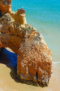 DosTresIrmaos沙滩上的岩石PortimaoAlvorAlgarve葡萄牙图片