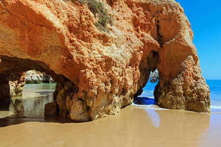 DosTresIrmaos沙滩上的岩石PortimaoAlvorAlgarve葡萄牙图片