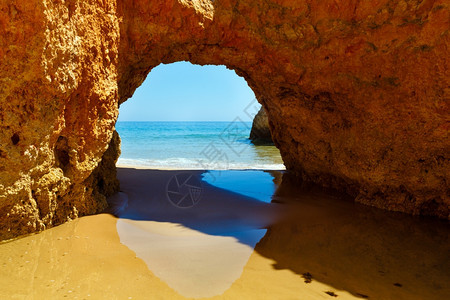 从海边通过岩石拱门多斯特雷伊尔马奥波蒂阿尔沃加维葡萄牙图片