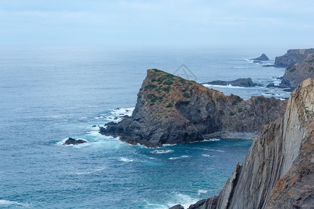 夏季大西洋岩石海岸线多云风景靠近Arrivana海滩AljezurAlgarve葡萄牙图片