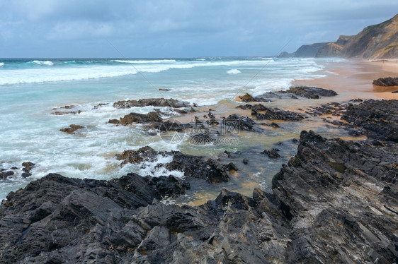 Castelejo海滩上有黑色悬崖的风暴葡萄牙阿尔加夫所有人都无法辨认图片