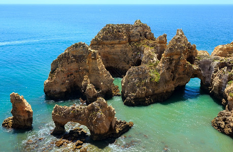 葡萄牙阿尔加夫PontadaPiedade的拉各斯镇海岸线沿的一组岩石结构图片