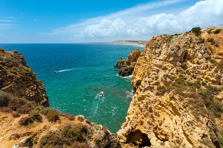 大西洋夏季岩石海岸线PontadaPiedadeLagosAlgarve葡萄牙机动艇上的人无法辨认图片