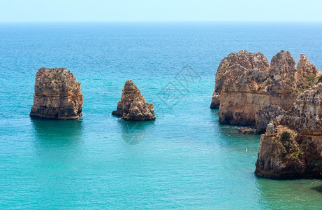 葡萄牙阿尔加夫PontadaPiedade拉各斯镇海岸线沿的一组岩石层图片