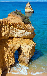 海滩附近的黄悬崖葡萄牙阿尔加夫PontadaPiedade图片