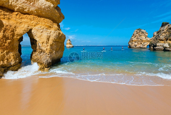 在葡萄牙阿尔加夫的PontadaPiedade拉各斯镇海岸线沿的一组岩石结构所有在冲浪板上的人都无法辨认图片
