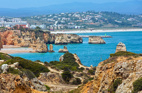 大西洋夏季岩石海岸线观测拉戈斯阿尔加维葡萄牙人们无法辨认图片