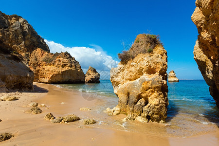 海滩附近的黄悬崖葡萄牙阿尔加夫PontadaPiedade图片