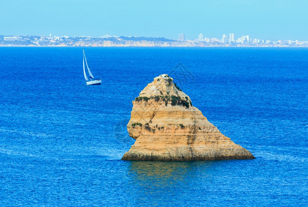 黄岩和帆船海滩上的夏日海景葡萄牙阿尔加夫背景图片