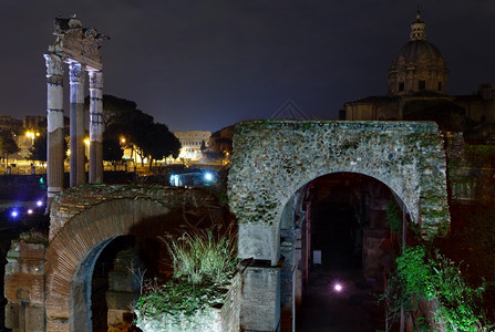意大利罗马凯撒神庙遗址夜景图片