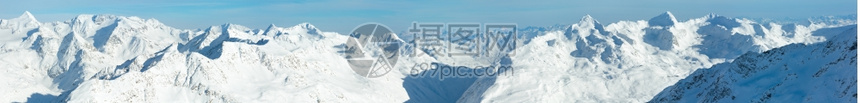 在雪坡上从木屋滑升起的冬季山景奥地利提洛尔图片