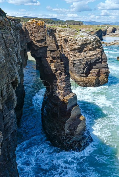 低潮下大教堂海滩上的自然岩石拱门坎塔布里克海岸卢戈加利西亚班牙图片