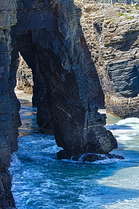 低潮下大教堂海滩上的自然岩石拱门坎塔布里克海岸卢戈加利西亚班牙图片