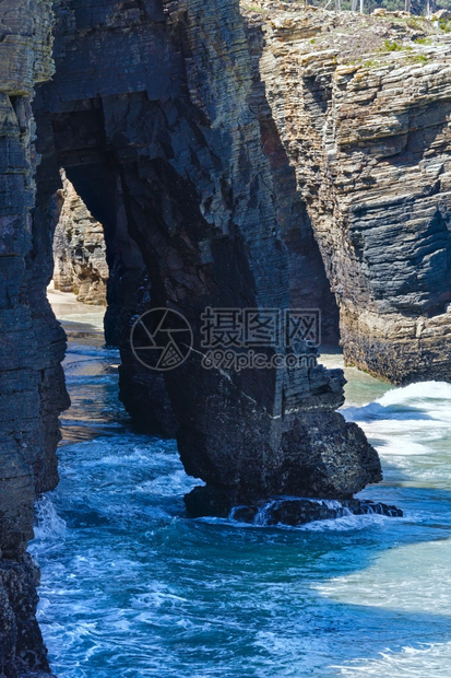 低潮下大教堂海滩上的自然岩石拱门坎塔布里克海岸卢戈加利西亚班牙图片