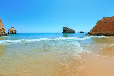 从DosTresIrmaos沙滩PortimaoAlvorAlgarve葡萄牙观看海景图片