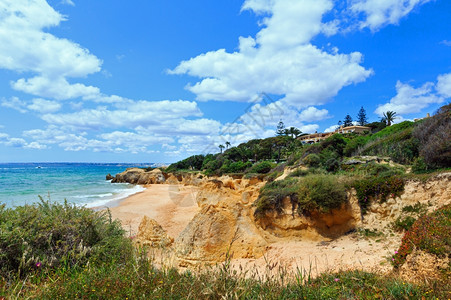 夏季大西洋岩石海岸风景与和沙滩上的房屋葡萄牙阿尔加夫布费拉郊区图片
