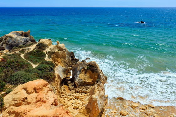 夏季大西洋岩石海岸观测葡萄牙阿尔加夫布费拉郊区图片