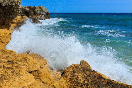 夏季大西洋岩石海岸与浪喷洒的夏季风景阿尔布费拉郊区阿尔加维葡萄牙图片