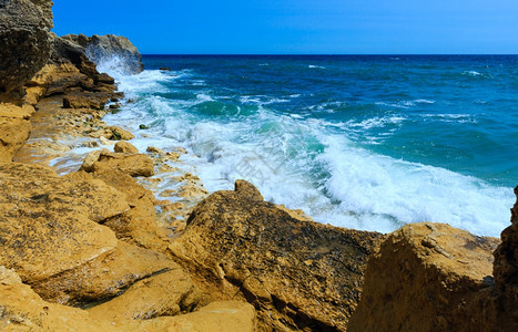 夏季大西洋岩石海岸与浪喷洒的夏季风景阿尔布费拉郊区阿尔加维葡萄牙图片