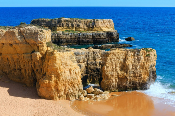 沙滩上的黄色悬崖夏季大西洋岩石海岸顶部阿尔布费拉郊区葡萄牙阿尔加夫图片