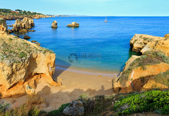 沙滩上的黄色悬崖夏季大西洋岩石海岸顶部阿尔布费拉郊区葡萄牙阿尔加夫图片