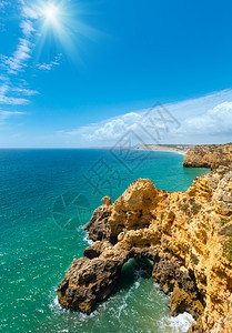 大西洋海夏季岩石岸线之上的阳光PontadaPiedadeLagosAlgarve葡萄牙图片