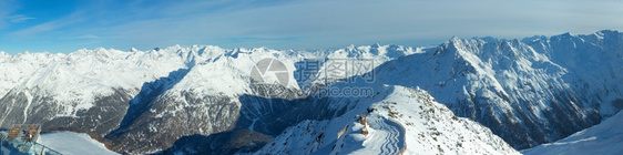 在雪坡上从木屋滑升起的冬季山景奥地利提洛尔图片