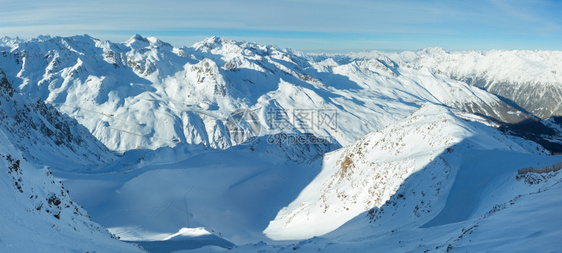 在雪坡上从木屋滑升起的冬季山景奥地利提洛尔图片