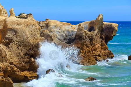 夏季大西洋岩石海岸与浪喷洒的夏季风景阿尔布费拉郊区阿尔加维葡萄牙图片