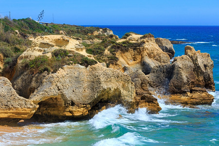 夏季大西洋岩石海岸观测葡萄牙阿尔加夫布费拉郊区图片