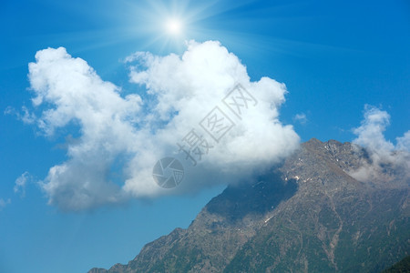 顶峰山上阳光照耀的夏季景色天空有云图片
