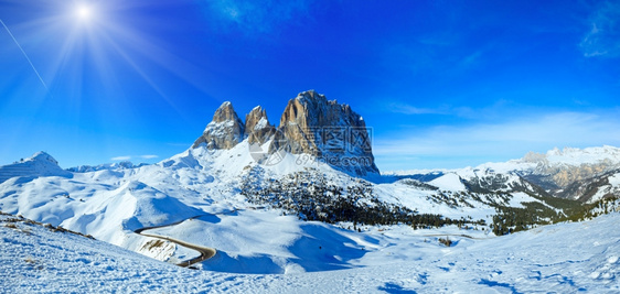 冬季阳光明媚的山地风景与道路图片