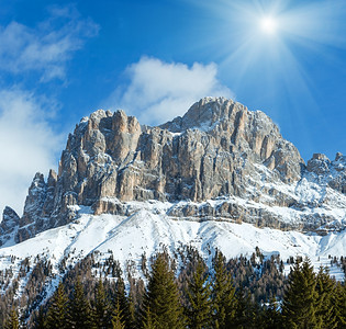 意大利南蒂罗尔州多洛米特人路GrandeGirodelleDolomiti的阳光冬季岩石山景图片