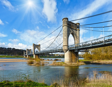 阳光普照在横跨法国朗格埃卢瓦尔河的斯宾斯大桥上建于1846年至1849年建筑师菲迪亚斯维斯蒂尔图片