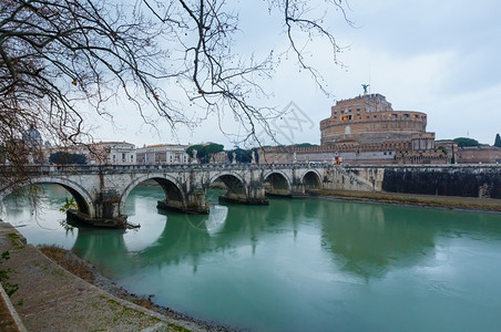 罗马市夜间雨景桥蒂贝尔河和哈德里安岛或圣天使城堡修道院建筑于123至9间图片