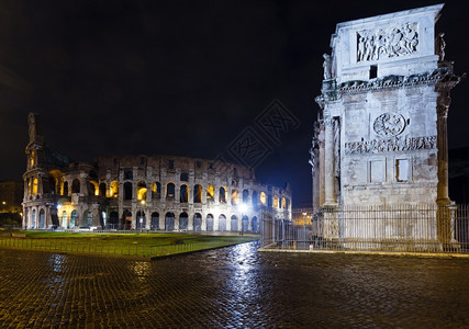 意大利罗马圆形大剧场和君士坦丁拱门的夜景高清图片
