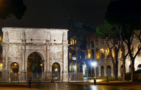罗马斗兽场和君士坦丁拱门夜景图片