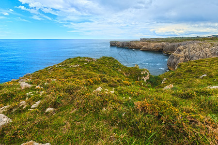 Biscay湾夏季岩石海岸风景西班牙阿斯图里亚卡曼戈附近图片