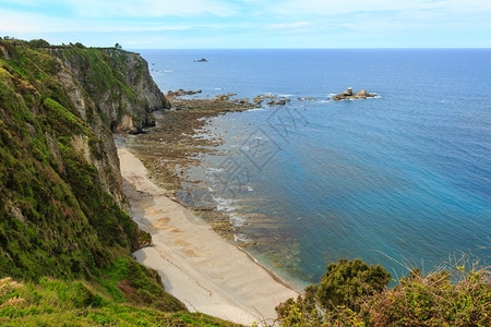 夏季大西洋海岸包括Churin海滩和岩石层图片