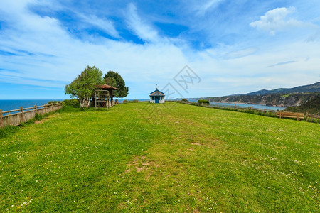 夏日风景角的教堂西班牙阿斯图里亚卡达维多埃米塔德拉雷加利纳图片