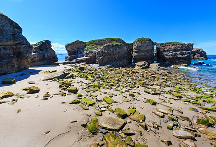 夏季大西洋海岸景观滩和岩石形成西班牙普拉雅达斯伊图片