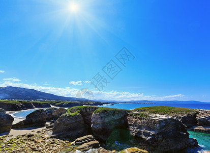 夏季阳光般的大西洋海岸景观滩和岩石形成PraiaDasIllas西班牙PraiaIllas图片