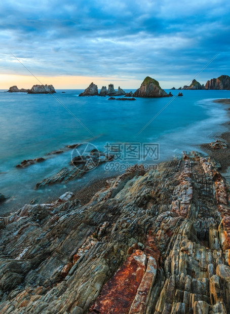 大西洋海岸风景之夜美丽的Gueirua海滩带尖锐的小岛西班牙阿斯图里亚图片