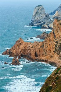 在多云的天气下大西洋海岸巨石和悬崖葡萄牙罗卡角波达的景象图片